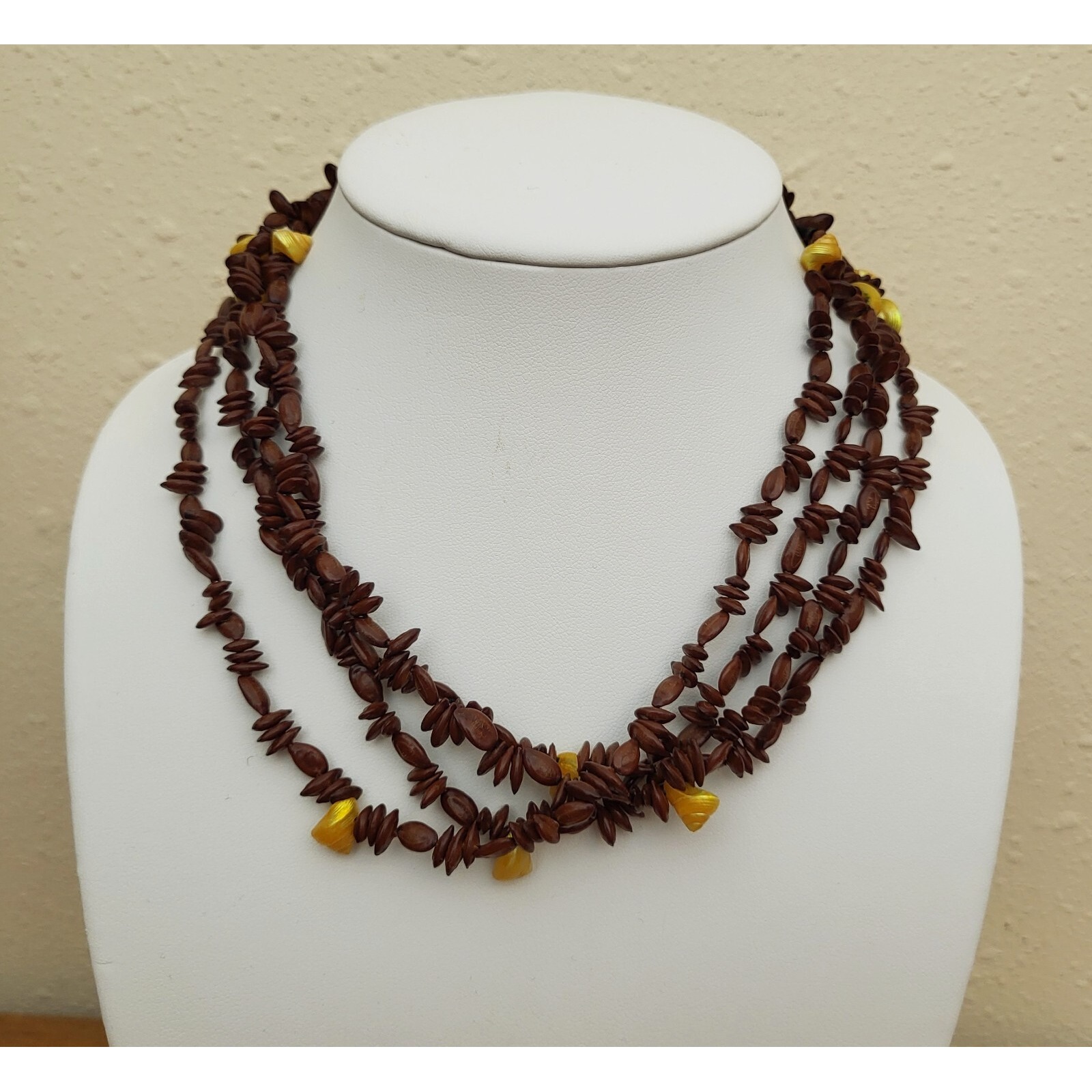 Vintage Artisan 1970s Beautiful Brown Seed Gold Colored Seashell Necklace 19$